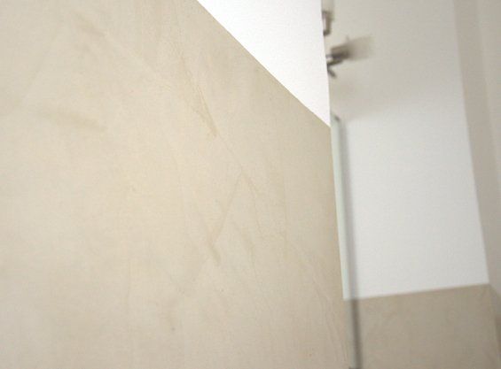 Fugenlose, mineralische Wandbeschichtung in warmem Sandton