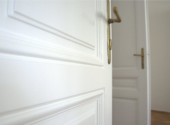 Weiß lackierte Altbau-Flügeltür mit Messingbeschlag